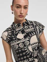 Extended-Sleeve Buttoned-Down Blouse