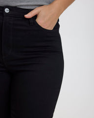 Skinny-Leg High-Rise Jean - The Signature (R) - Curvy Fit